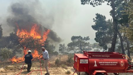 İzmir Karaburun’da yangın alarmı! Alevlerle mücadele sürüyor