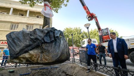 İzmir'in yeni sembolü olacak… Konak’a 'Doğu Çınarı' dikildi