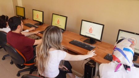 İETT'den gençlere teknoloji desteği sürüyor