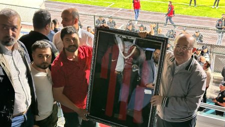 İş insanı Ukay’dan Eski Millî Eğitim Bakan Hüseyin Çelik’e Vanspor forması – Birlik Haber Ajansı