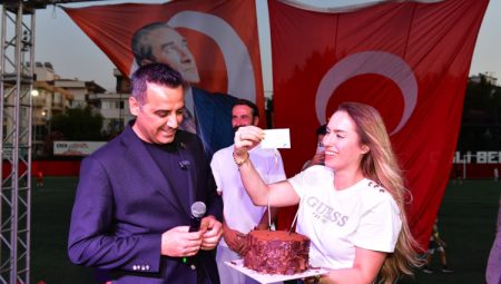 İzmir Çiğli müziğe ve dansa doydu