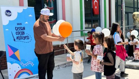 Sakarya'nın tebessüm ekibi ilçelerede miniklere neşe saçtı