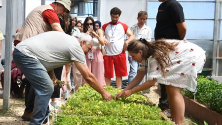Avrupalı öğrenciler Osmangazi’de fide dikti