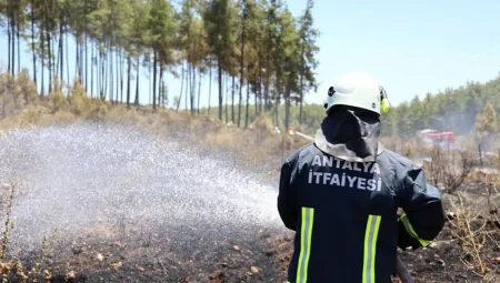 Antalya İtfaiyesi’nden orman yangınlarına müdahale