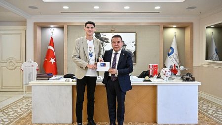 Başkan Böcek’e “Genç Kart”ı anlattı