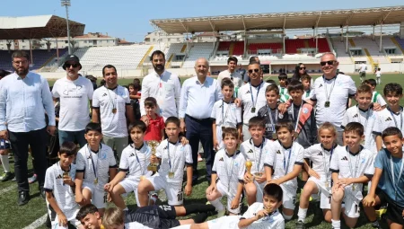 Başkan Büyükgöz minik sporcuları yalnız bırakmadı