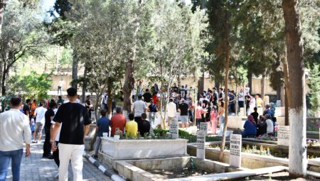 Manisa'da Ferdi Zeyrek’in kabri ziyaretçi akınına uğradı