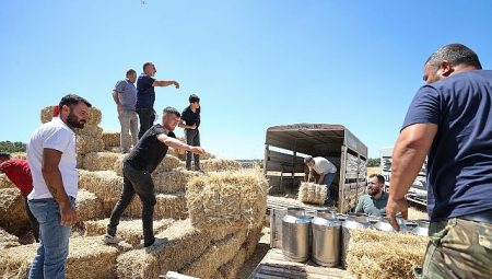 Buca Belediyesi’nden hayvancılık yapan köylülere saman balyası desteği