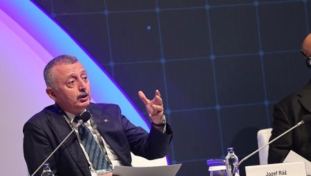 Büyükakın, Küresel Ulaştırma Koridorları Forumu’na katıldı; “Şehirleri biz yönetmezsek lojistik bizi yönetir”