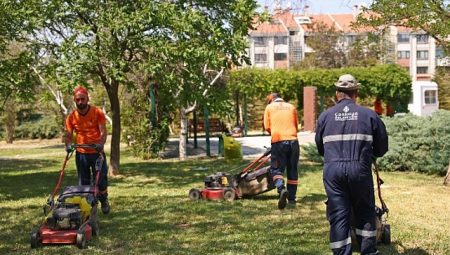 Çankaya Parklarında Çimler Biçiliyor, Otlar Temizleniyor