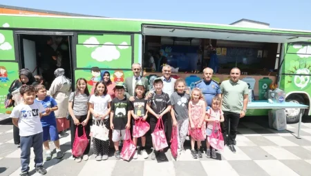 Çayırovalı minikler geri dönüşümü tiyatroyla öğrendi