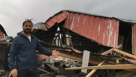 Van'da şiddetli fırtına çatıları uçurdu araçlara zarar verdi