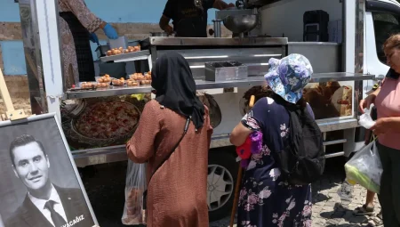 İzmir Güzelbahçe’de Ferdi Zeyrek adına lokma döküldü
