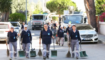 İzmir Narlıdere’de mahalle mahalle temizlik seferberliği… Mahalle temizlik timi iş başında