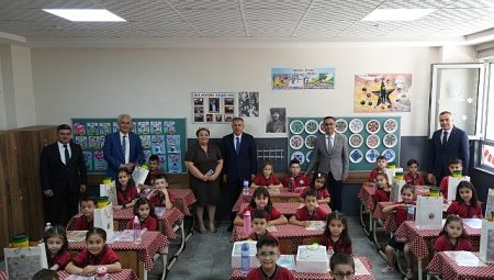 İzmir Valisi Dr. Süleyman Elban, İzmir İl Millî Eğitim Müdürü Dr. Ömer Yahşi, Karne Gününde Öğrencilerle Bir Araya Geldi