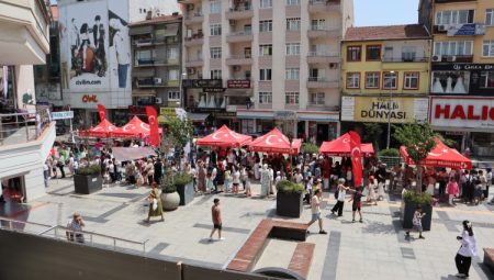 İzmit'te 'karneni getir, biletini götür' etkinliğine yoğun ilgi