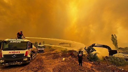 Kocaeli Büyükşehir, komşu Sakarya’nın yardımına koştu; Büyükşehir A Takımı alevlerin arasında