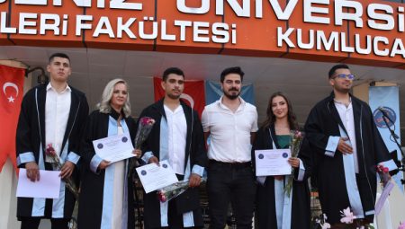 Akdeniz Üniversitesi Kumluca MYO'da mezuniyet coşkusu