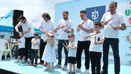 Uçurtmalar gökyüzünü, sevgi yürekleri sardı