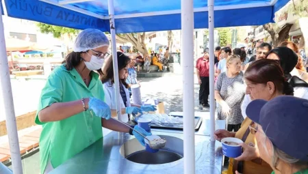 Antalya Büyükşehir geleneksel aşure ikramlarına başladı