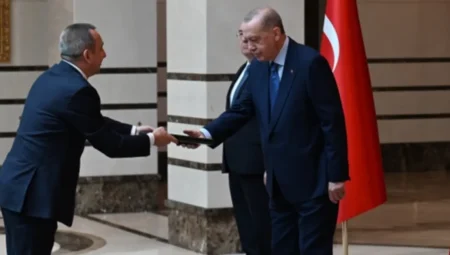 Büyükelçilerden Cumhurbaşkanı Erdoğan’a güven mektubu… Külliye’de diplomatik görüşmeler