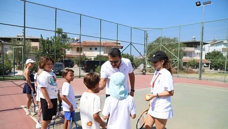 Dikili’de çocuklar tenis ile buluşuyor