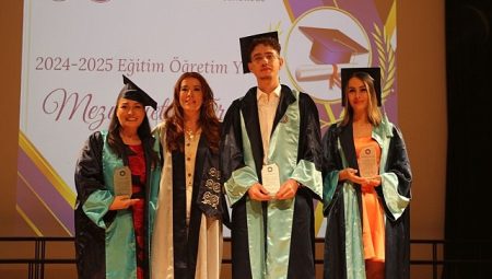Ege Üniversitesi Emel Akın MYO’da mezuniyet sevinci