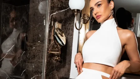 Elif Buse Doğan, Kıbrıs’ta sahne şovuyla büyüledi