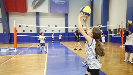 İBB Spor Okulları Yaz Döneminde de On Binlerce Çocuğu Sporla Buluşturuyor