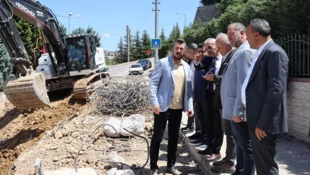 İzmit Belediyesi Huzur Sokak’ta istinat duvarı yapıyor