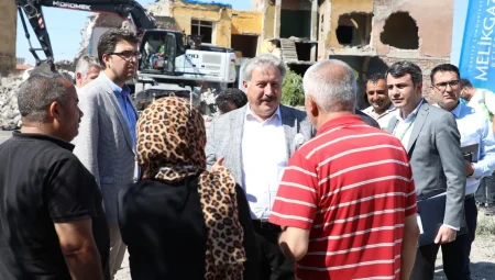 Kayseri Melikgazi’den metruk bina mesaisi