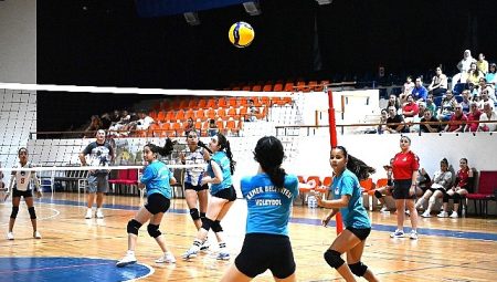 Kemer Belediye Voleybol Takımı galibiyetle başladı