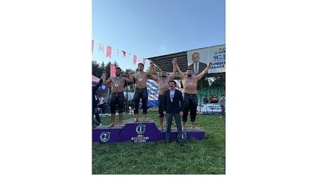Kemer Belediyesi güreşçileri kürsüye çıktı