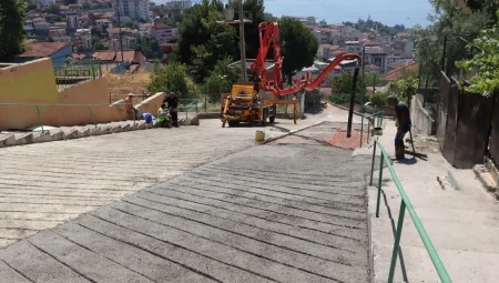 Kocaeli İzmit’te 20 yıllık soruna ‘beton yol’ çözümü