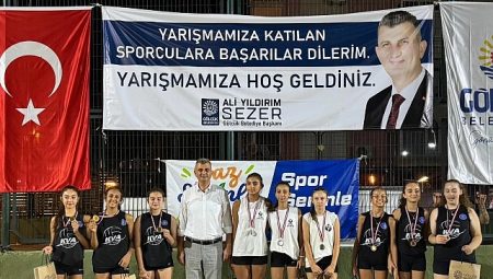 Plaj Voleybolunda Minik Sporculardan Büyük Mücadele