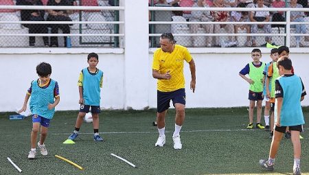 Profesyonel futbolcular geleceğin yıldızlarına hocalık yaptı