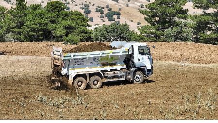 Selçuklu Belediyesi Üreticilere Kamyon Üzeri Gübre Dağıtım Makinesi ile Kolaylık Sağlıyor