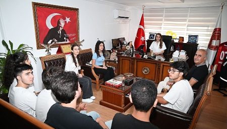 Sınavda derece yapan öğrencilerden protokole ziyaret