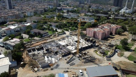 İstanbul'da yeni temeli attı