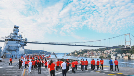 İstanbul Boğazı'nda görkemli geçit