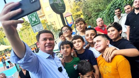 Bursa Osmangazi'de Başkan Aydın gençlerle basketbol sahası boyadı