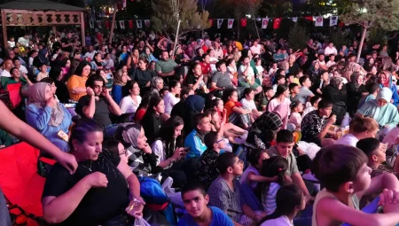 Ankara Keçiören’de açık hava sinemalarına yoğun ilgi
