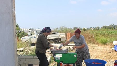 Antalya Büyükşehir Belediyesi makine destekleriyle halkın yanında