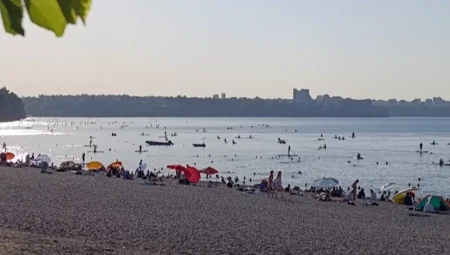 Antalya’da sıcaktan bunalanlar o plaja akın etti!
