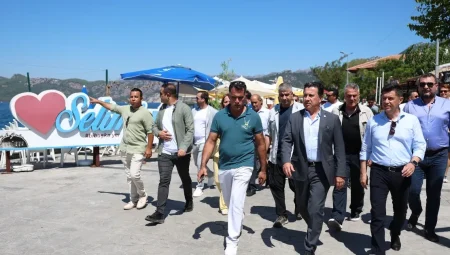 Başkan Aras Marmaris’te vatandaşlarla bir araya geldi