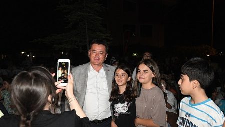 Başkan Aydın, Güneştepe’de çocuklarla açık hava sinemasında buluştu