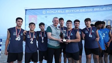 Başkan Büyükakın, gençlerin enerjisine ortak oldu; Plaj Şenlikleri Sekapark’ta başladı