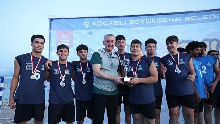 Başkan Büyükakın, gençlerin enerjisine ortak oldu; Plaj Şenlikleri Sekapark’ta başladı