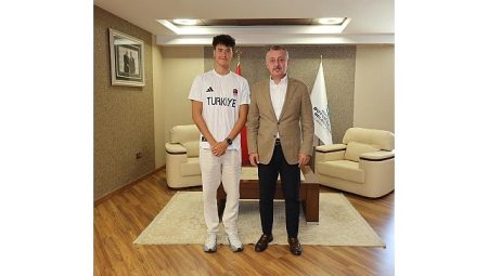 Başkan Büyükakın İzmitli şampiyonu kutladı