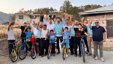 Başkan Gedemenli’den Çamlıbel’de çocuklara bisiklet katkısı